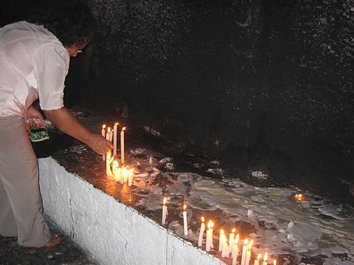 Visitantes acendem velas no Santuário Virgem dos Pobres