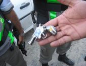 Policial mostra isqueiro em formato de revólver encontrado com assaltantes
