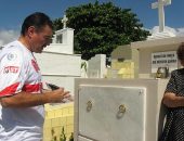 Cícero Almeida presta homenagem a parentes já falecidos