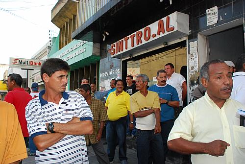 Na porta do Sintroal, filiados ao Sindlimp aguardam desfecho da confusão