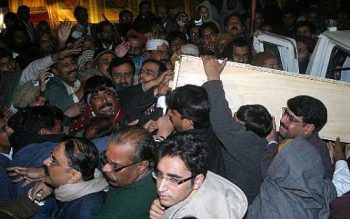 Partidários de Benazir Bhutto carregam caixão da ex-premiê paquistanesa