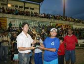 Secretário Daniel Rocha, entrega troféu a representante de equipe