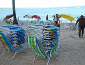 É proibida a comercialização de espaços para a colocação de cadeiras e mesas na areia da praia.