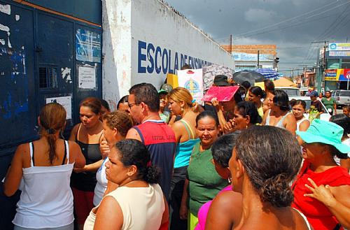 Dezenas de pessoas enfrentam fila para fazer recadastramento no Bolsa-Família