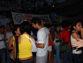 Centenas de estudantes estão reunidos na Praça Sinimbu para ouvir a divulgação do listão dos aprovados 2008