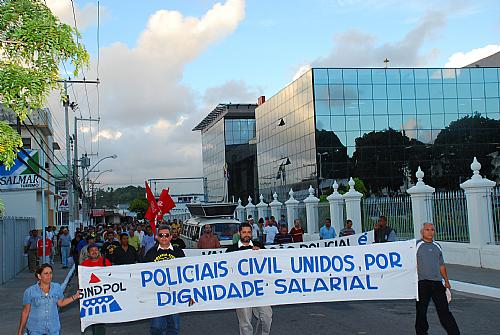 Em protesto, policiais civis fazem passeata pelas ruas do Centro