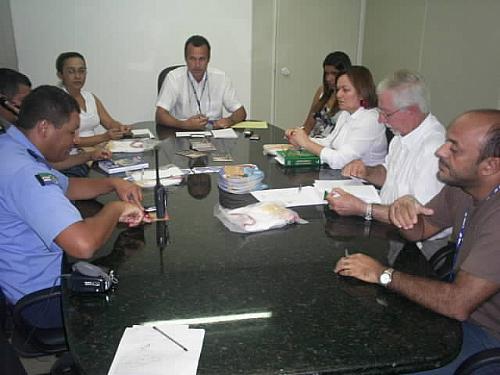 Representantes de órgãos públicos durante a reunião na SMTT