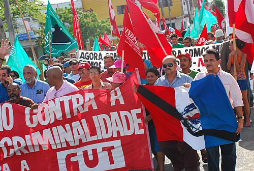 Manifestantes seguem em passeata por diversos bairros de Maceió rumo a ALE