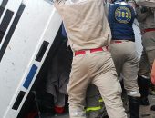 Bombeiros tentam resgatar condutor da carreta, que ficou preso às ferragens