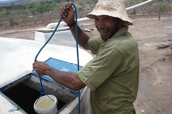 Sertanejo feliz com a cisterna cheia, garantia de água potável