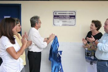 Inauguração da escola pelo governador e o prefeito Jarbas Omena