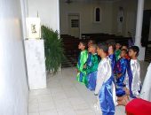 Pequenos apóstolos ensaiam rito do lava-pés