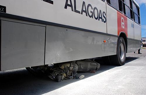 Após colisão, moto ficou sob ônibus