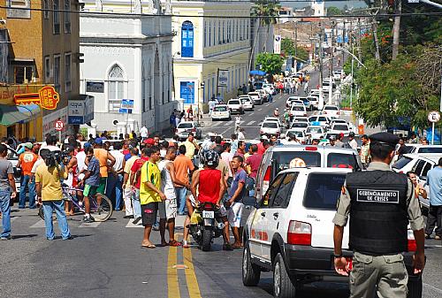 Dezenas de táxis impedem o tráfego de veículos nas ruas do Centro