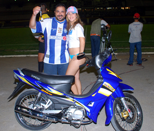 Azulino Valter Cavalcante foi o grande vencedor da moto sorteada na primeira partida da final