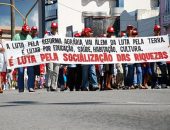 Sem-terra realizam caminhada de protesto pelas ruas do Centro