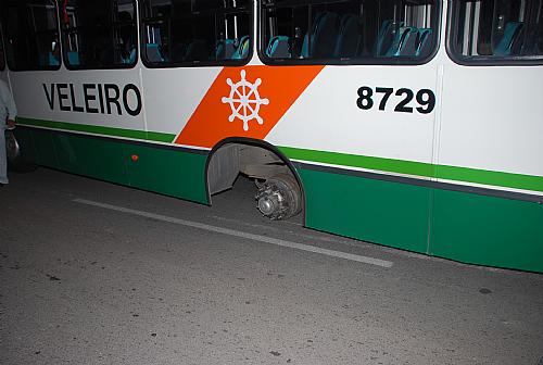 Coletivo da Veleiro perdeu duas rodas e levou susto aos passageiros