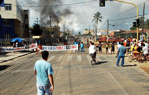 Moradores bloqueim Avenida Juca Sampaio, no Feitosa