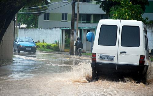 Chuvas provocaram alagamentos em Maceió