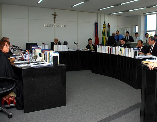 Juízes se reúnem no pleno do Tribunal Regional Eleitoral