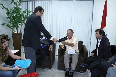 Galba Noaves entrega Dilmar Camerino documentação exigida pelo MP