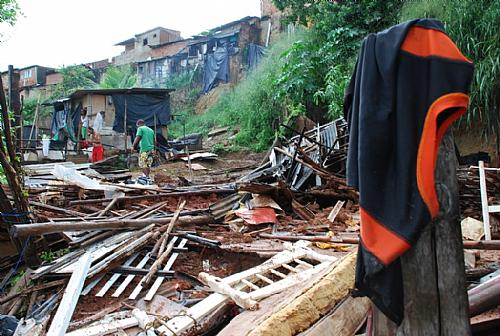 Chuva provocou desmoronamento em casa no Mutange