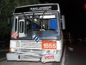 O ônibus da Real Alagoas, teve a frente parcialmente destruída