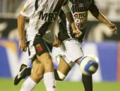 Leandro Amaral chuta para marcar o primeiro gol no seu retorno ao Vasco