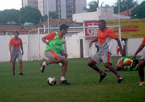Jogadores do CRB treinaram forte para confronto com o Criciúma, no Rei Pelé