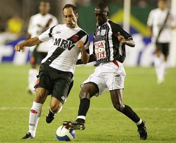 Edmundo comemora gol do Vasco sobre o Corinthians-AL
