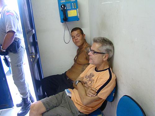 Os acusados foram presos com drogas em um apartamento na Jatiúca