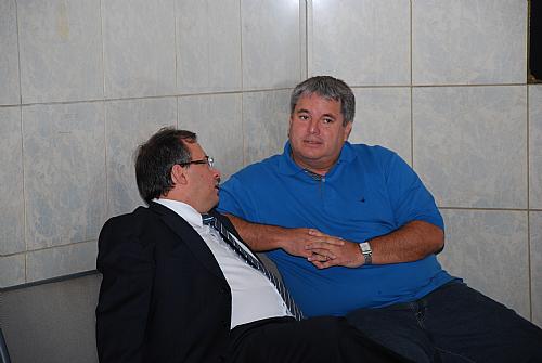 Celso Luiz e o advogado Fábio Ferrario conversam na PF
