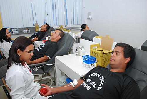 Candidatos da reserva técnica da PM doam sangue no Hemoal