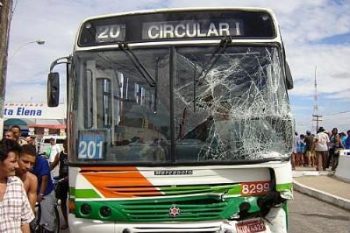 Ônibus da empresa Veleiro foi depedrado após atropelar jovem