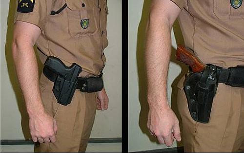 Policial paranaense (à esq.) com pistola nova calibre .40 e com antigo revólver calibre 38 (à dir.)