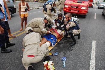 Após o acidente, a vítima recebeu os primeiros atendimentos dos moto-socorristas do Corpo de Bombeiros