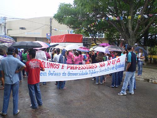 Professores e alunos enfrentaram a chuva para protestar contra governo