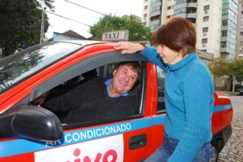 Taxista devolve R$ 1 mil deixados em carro em Porto Alegre