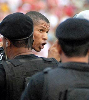 André Luís discute com policiais durante confusão no Recife