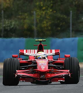 Brasileiro da Ferrari lidera dobradinha em Magny-Cours e assume liderança do Mundial