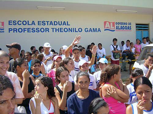 Alunos da Escola Theonilo Gama protestam na Avenida Coronel Paranhos