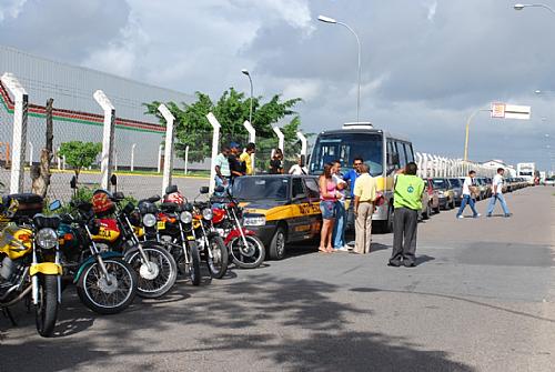 Funcionários de auto-escolas realizam carreata em Maceió