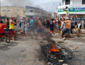 Manifestantes bloqueiam Rua Formosa, na região da Feira do Rato