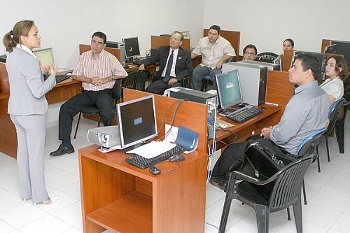 Procuradores participam do treinamento no laboratório de informática da Esmal