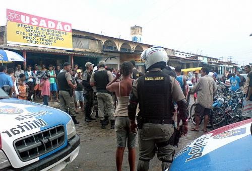 Policiais militares realizam operação na Feira do Rato