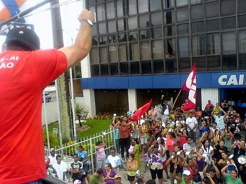 Manifestantes querem reunião com novo superintendente da Caixa em Alagoas