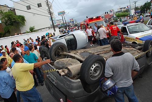 Acidente envolveu três carros na Fernandes Lima