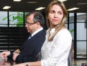 Deputada Cláudia Brandão chega à PF acompanhada do advogado