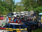 Queda-de-braço: PMs e transportadores negociam liberação de bloqueio