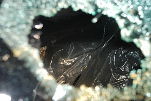 Cerca de cinco projéteis foram encontrados no porta malas do carro